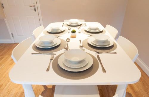 Derby House | Aztec House - Modern & Spacious, 6 separate beds