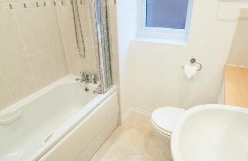 Derby House | Aztec House - Modern & Spacious, 6 separate beds