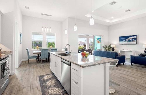 Trafalgar House | Azul Tortuga - 4 Bedroom Waterfront Home for Families