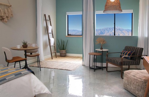 Desert Hot Springs Hotel | Azure Palm Hot Springs