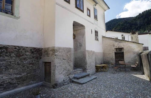 Poschiavo House | Bündner Zuckerbäckerpalazzo unter Denkmalschutz by Interhome