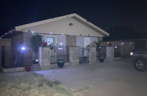Wichita Falls House | B: 2 BDRM 1 BAw/firepit Sleeps 4 Suite B
