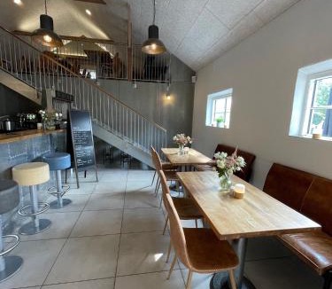 Lyngs Bed & Breakfast | B & B Gødstrup - cafe og restaurant Den Gamle Stald