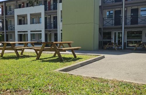 Saint Tronquet Business Park Hotel | B&B HOTEL Avignon 1
