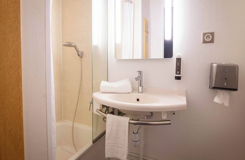 Saint Tronquet Business Park Hotel | B&B HOTEL Avignon (1)