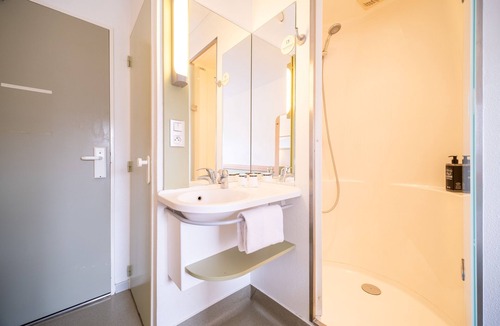 Calais Frethun Hotel | B&B HOTEL Calais Terminal Cité de l'Europe 2 étoiles