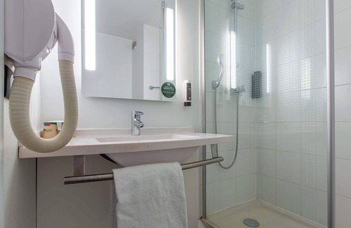 Chartres Hotel | B&B HOTEL Chartres Centre Cathédrale