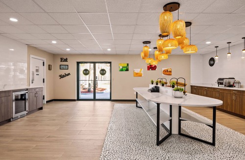 Northside Hotel | B&B HOTEL Jacksonville Airport – Newly Renovated!