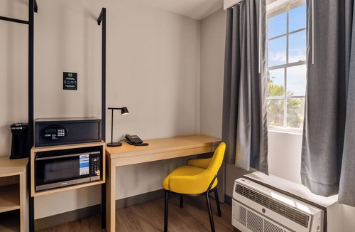 Northside Hotel | B&B HOTEL Jacksonville Airport – Newly Renovated!