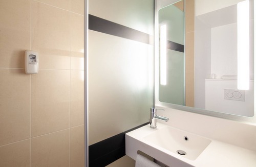 Amerique Hotel | B&B HOTEL Paris Porte des Lilas
