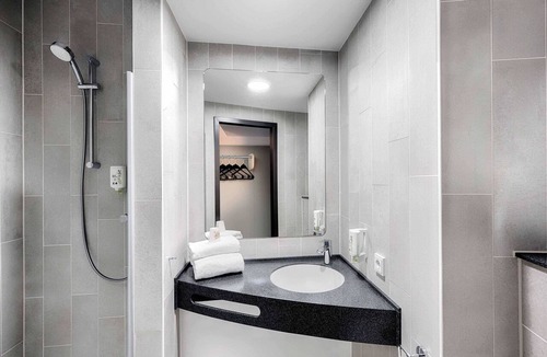 Stuttgart Hotel | B&B Hotel Stuttgart-Neckarhafen