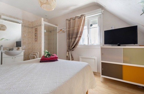 Saint-Meloir-des-Ondes Bed & Breakfast | B&B “La Doris” 200 m from the Beach