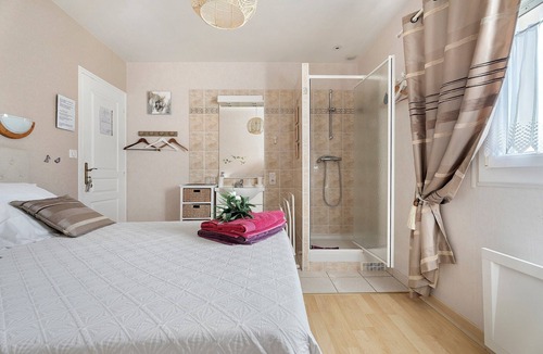 Saint-Meloir-des-Ondes Bed & Breakfast | B&B “La Doris” 200 m from the Beach