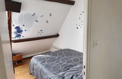 Chatillon-sur-Indre Bed & Breakfast | B&B 'La Ferme Des Bigornes - Girafe' with Shared Terrace, Garden, and Wi-Fi