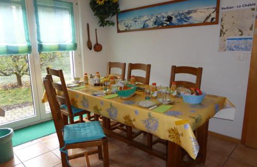 Bruson Bed & Breakfast | B&B Les Acacias