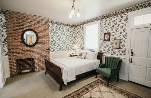 Elizabethtown Bed & Breakfast | B&B-River Views, Shawnee Getaway, Sarah Room