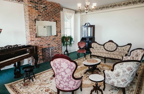 Elizabethtown Bed & Breakfast | B&B-River Views, Shawnee Getaway, Sarah Room