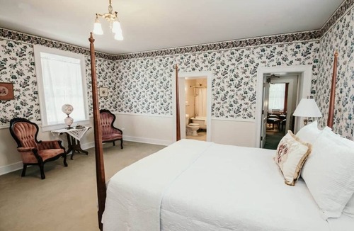 Elizabethtown Bed & Breakfast | B&B-River Views, Shawnee Getaway, Charlotte Room