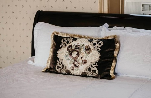 Elizabethtown Bed & Breakfast | B&B-River Views, Shawnee Getaway, Mammy Rose