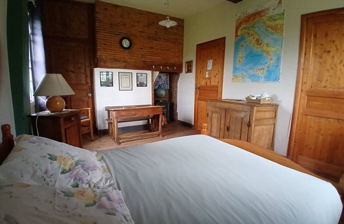 Courtonne-la-Meurdrac Bed & Breakfast | B&B 'Room - L’école' with Shared Terrace & Garden, Wi-Fi