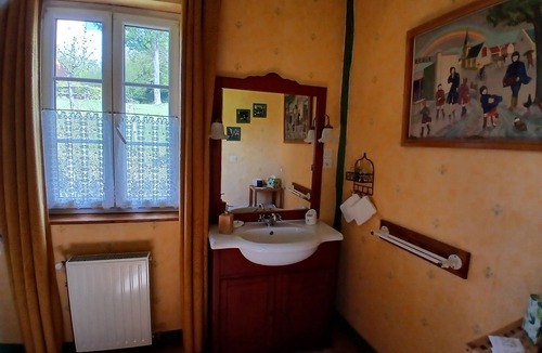 Courtonne-la-Meurdrac Bed & Breakfast | B&B 'Room - L’école' with Shared Terrace & Garden, Wi-Fi