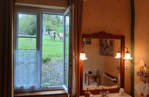 Courtonne-la-Meurdrac Bed & Breakfast | B&B 'Room - L’école' with Shared Terrace & Garden, Wi-Fi