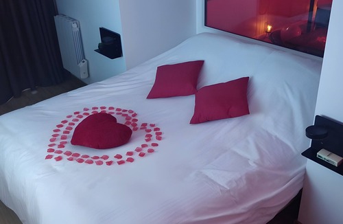 Saint-Martin-Boulogne Bed & Breakfast | B&B “V et Spa La Suite” with Private Spa, Sauna, Terrace, Wi-Fi & Air Conditioning