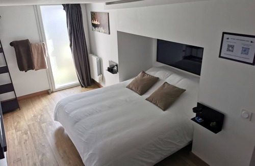 Saint-Martin-Boulogne Bed & Breakfast | B&B “V et Spa La Suite” with Private Spa, Sauna, Terrace, Wi-Fi & Air Conditioning