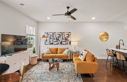 Columbia Apartment | B-Contemporary Columbia Duplex| Near USC & Main St