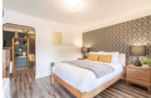 Bandon Hotel | B. Deco Queen bed with twin daybed