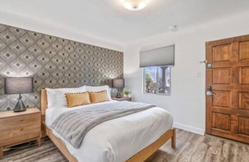 Bandon Hotel | B. Deco Queen bed with twin daybed