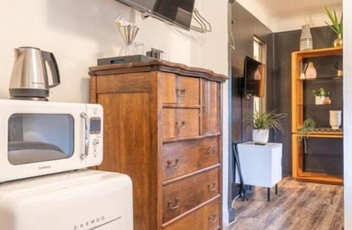 Bandon Hotel | B. Deco Queen bed with twin daybed