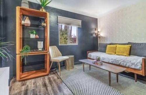 Bandon Hotel | B. Deco Queen bed with twin daybed