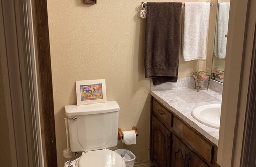 Wichita Falls Bed & Breakfast | B Suite-B 3 Bedroom 1 Bath with backyard INCLUDES FOOD PANTRY. Sleeps 8