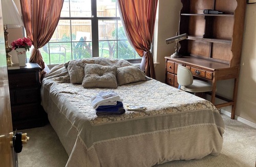 Wichita Falls Bed & Breakfast | B Suite-B 3 Bedroom 1 Bath with backyard INCLUDES FOOD PANTRY. Sleeps 8