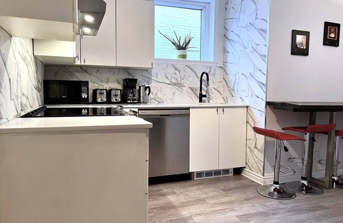 Plateau Mont Royal House | B23~Sunny Terrace+17 Bed/Sofa bed+6 Room+6 Full Bath+Free parking~100 WalkScore