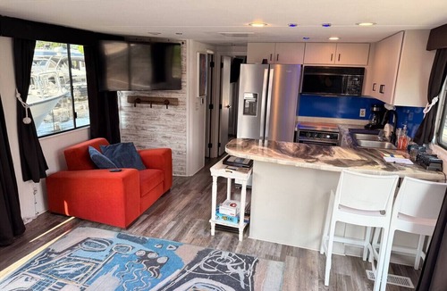 La Crosse Boat Rental | b3 Couples Therapy Yacht