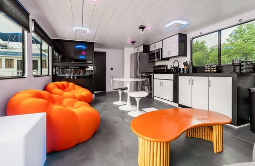 La Crosse Boat Rental | b3 FIVE7 Yacht - 2 bedroom