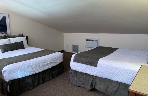 Wapato Point Apartment | B3 Waterfront with mountain views