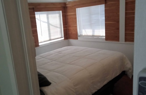 Rockaway Beach Cottage | Baby Bears Cozy Lake Cottage/Pool