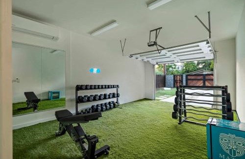 Swede Hill House | Bach & Bubbly House - 5BR, Pool, Gym & Glam Room - Villa