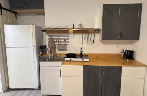 Vanier Apartment | Bachelor suite-Steps away from Beechwood Village. Pet friendly!