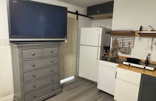 Vanier Apartment | Bachelor suite-Steps away from Beechwood Village. Pet friendly!