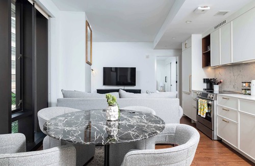 Bay Village Apartment | Back-Bay Upscale Central Condo Rooftop & Parking