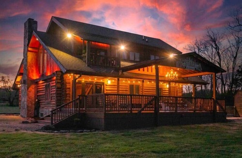 Whites Creek House | Back Porch Lodge on 5 Acres! Pool, Hot Tub, Creek!