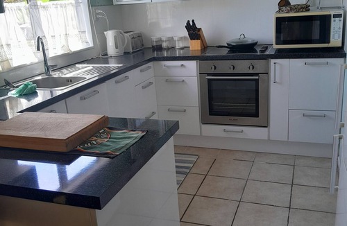 Kawhia Cottage | Back to basics. Handy cottage close to beach.