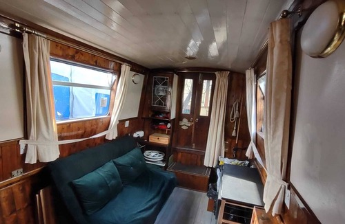 Stanstead Abbots Boat Rental | Back to basics onboard a boat