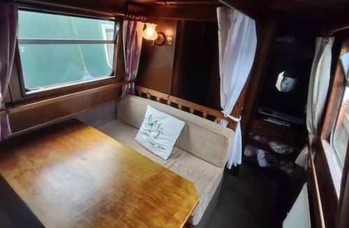 Stanstead Abbots Boat Rental | Back to basics onboard a boat