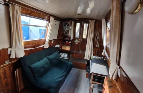 Stanstead Abbots Boat Rental | Back to basics onboard a boat