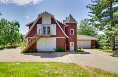 Backus Cabin | Backus Lakefront Cabin w/Fire Pit, Dock Access!